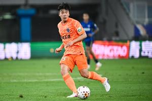 云南玉昆28岁中场张宇峰将加盟深圳新鹏城，近期官宣