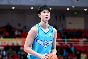 上赛季场均7.5分3板！场均媒体人：青岛用顶格C类合同留下赵嘉义